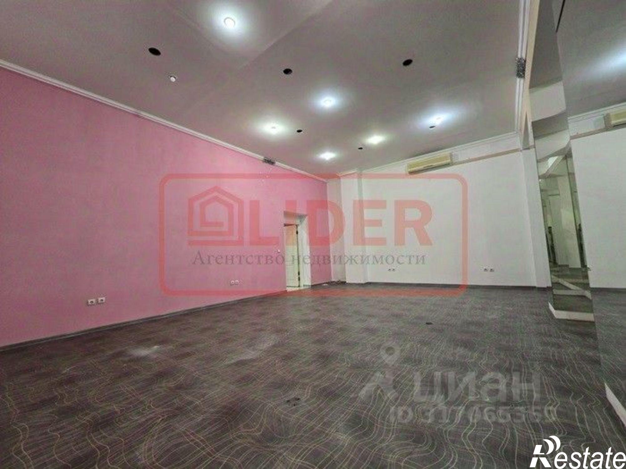 Сдать торговое помещение за 70 000 рублей на проспект Гагарина, 2/2