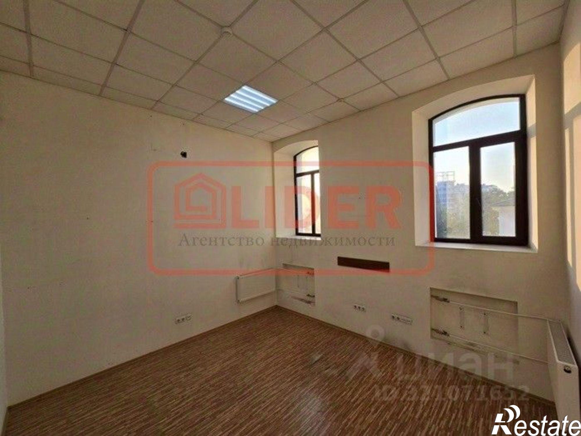 Сдать торговое помещение за 62 500 рублей на Крым Респ, Севастополь, Восставших улица, 4