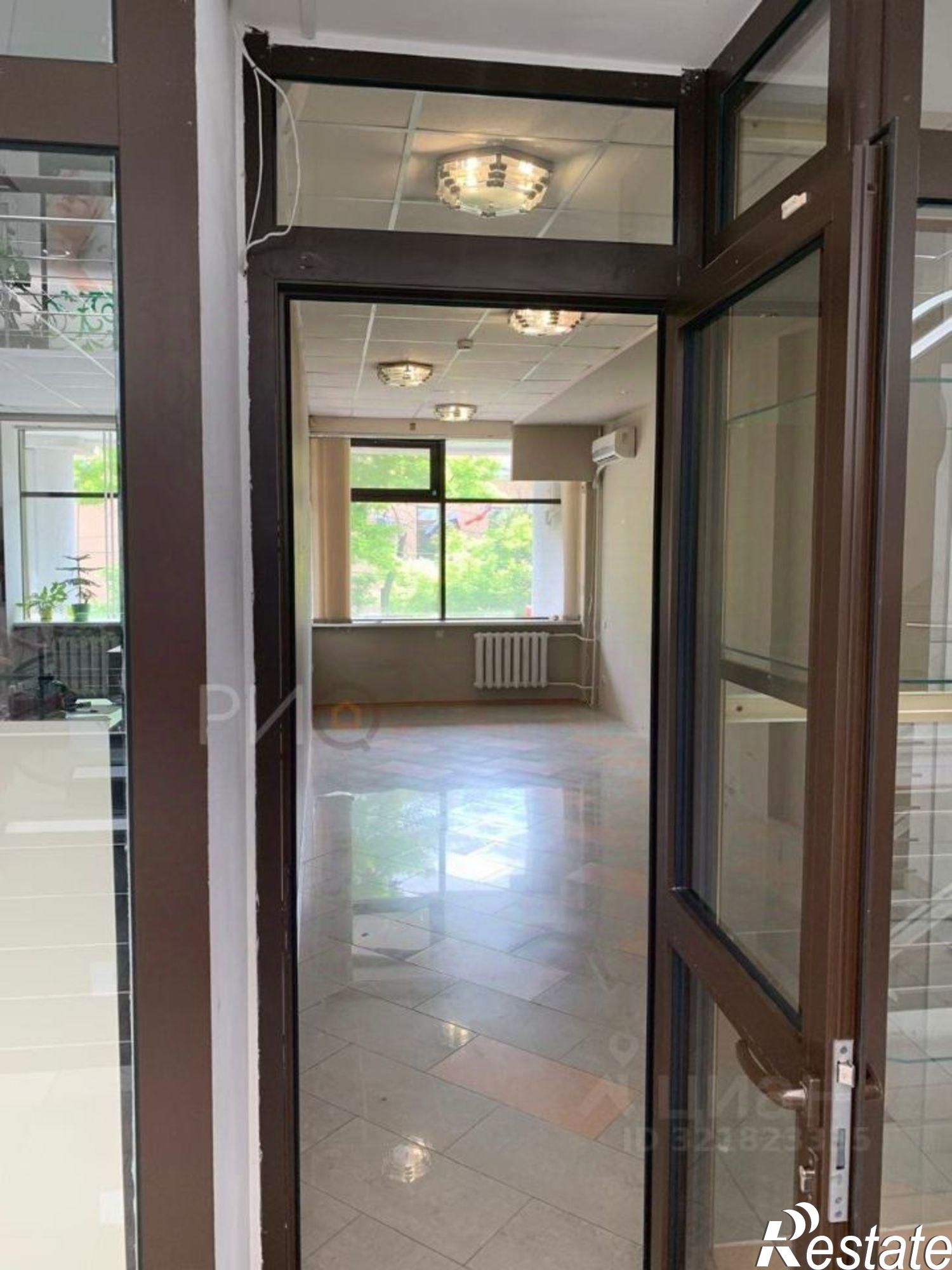 Купить торговое помещение за 2 210 540 рублей на ул Очаковцев, 19