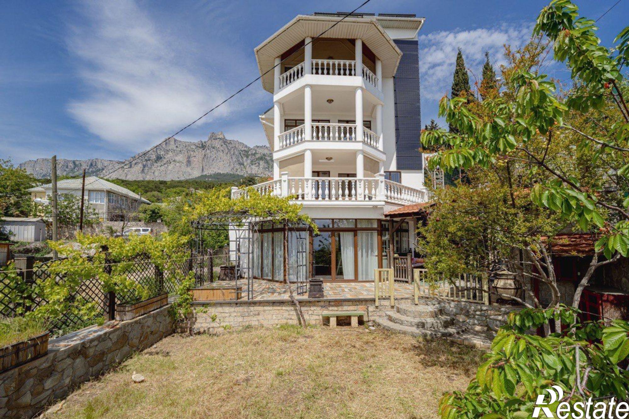 Сдать дачу, дом, коттедж за 300 000 рублей на улица Врачей Михайловых