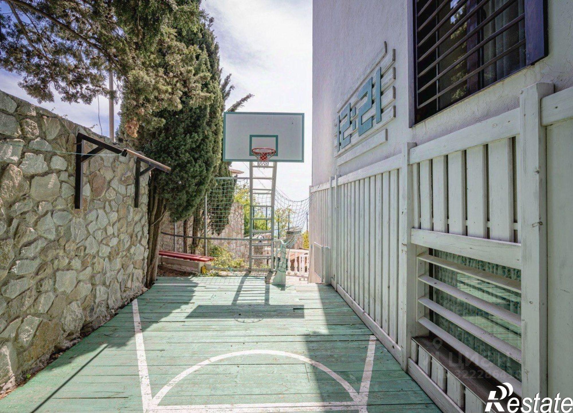 Сдать дачу, дом, коттедж за 300 000 рублей на улица Врачей Михайловых