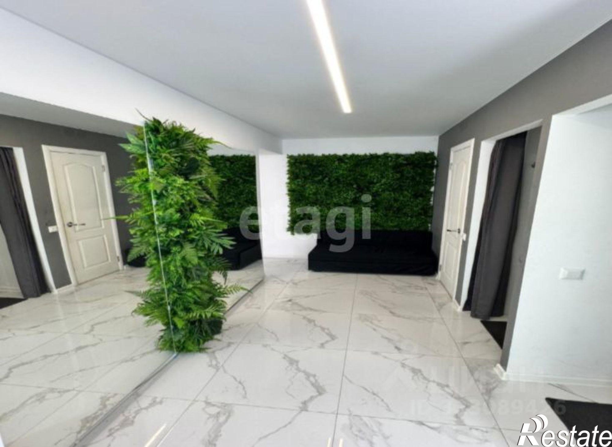 Купить торговое помещение за 8 800 030 рублей на ул Кирова, 10