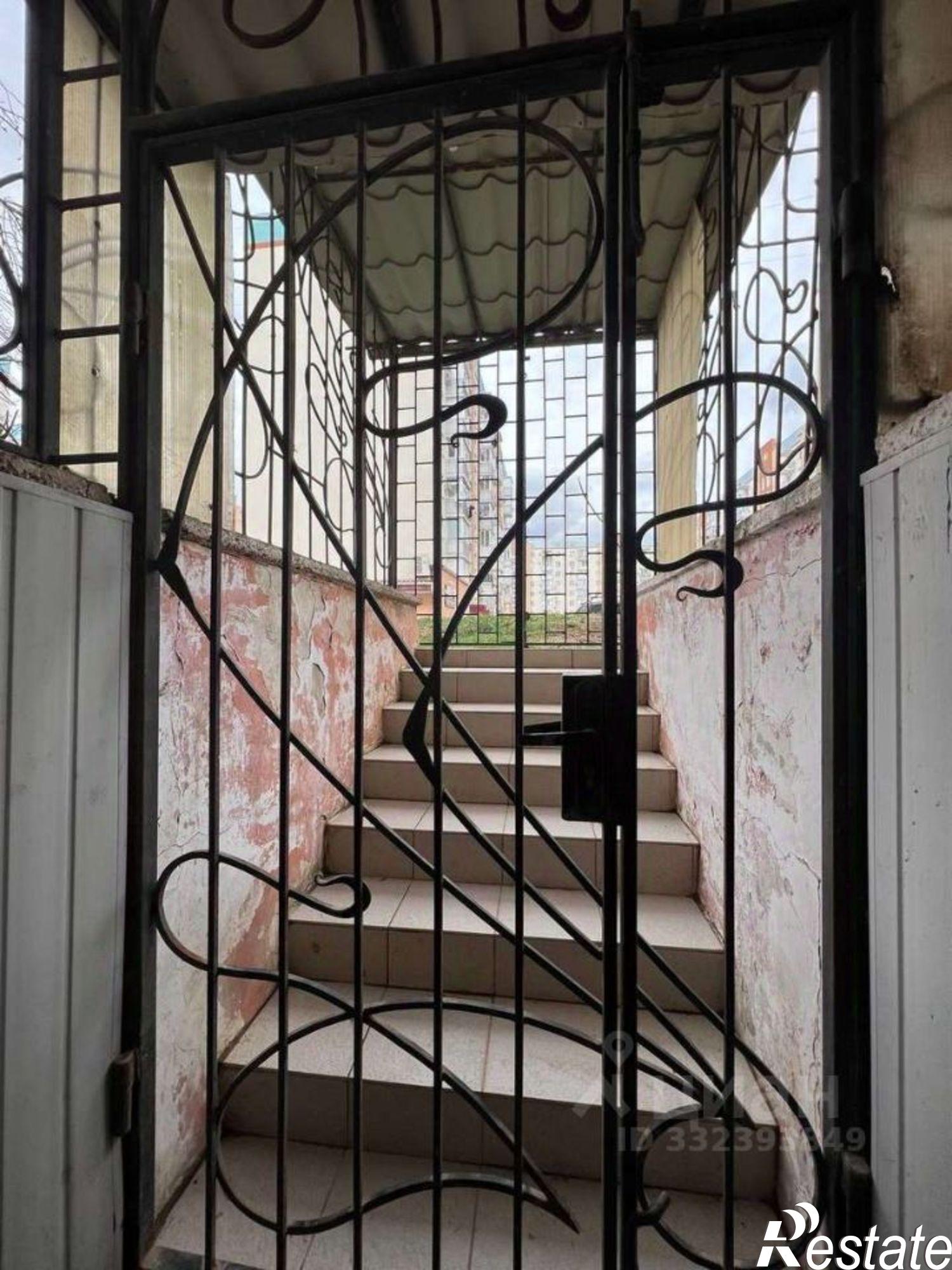 Купить офис, помещение под офис за 11 000 100 рублей на Евпатория, Победы пр-кт,дом 81