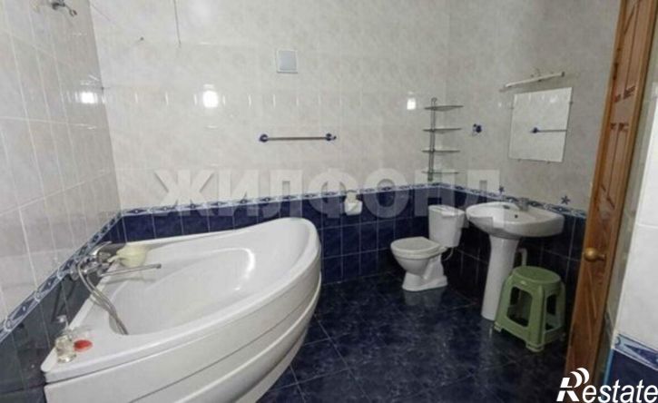 3-комн квартира ул Короленко, 2,  д. 2